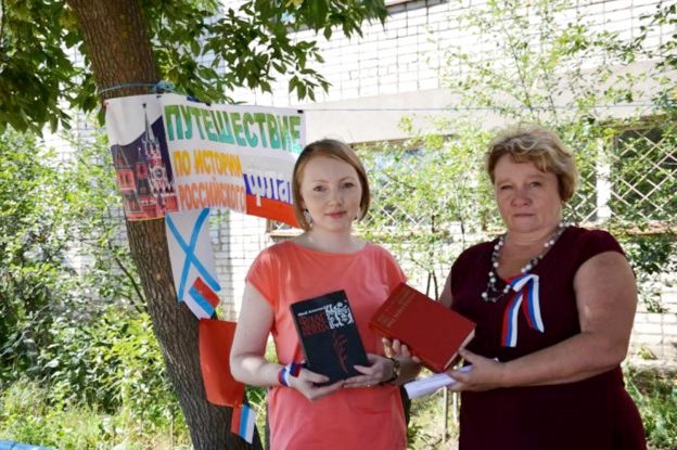 Трёхцветный российский флаг. Тематический день в Чеховке