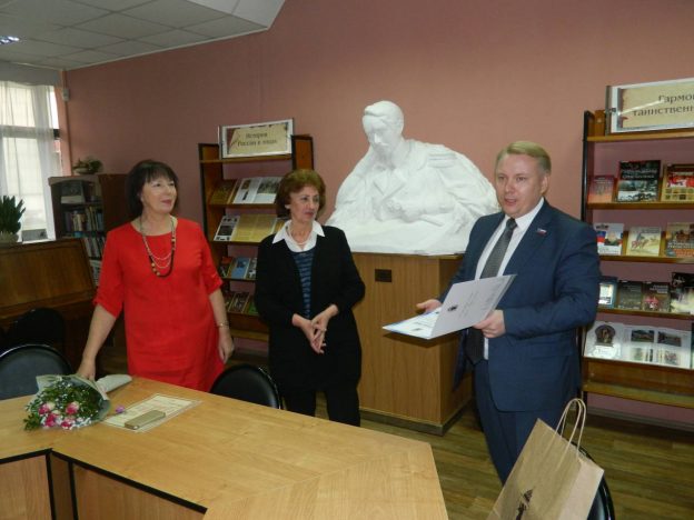 Награждение Благодарственным письмом муниципалитета библиотекаря Надежды Константиновны Горюновой