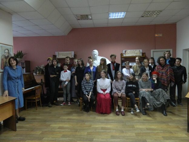 Спектакль театральной студии «ТВояшкола»: «Как Иван-дурак за справкой ходил»