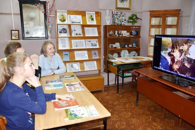 В каникулы — в кино. В библиотеку!