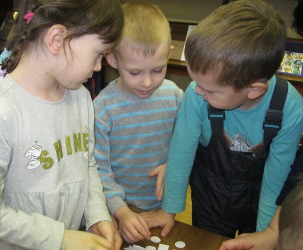 «Зима — пора чудес», познавательно–игровой час