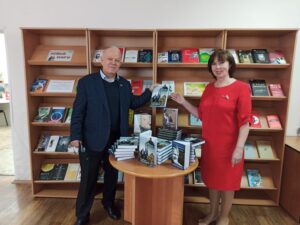 Анатолий Грешневиков передал собственные книжные издания в дар Лермонтовке