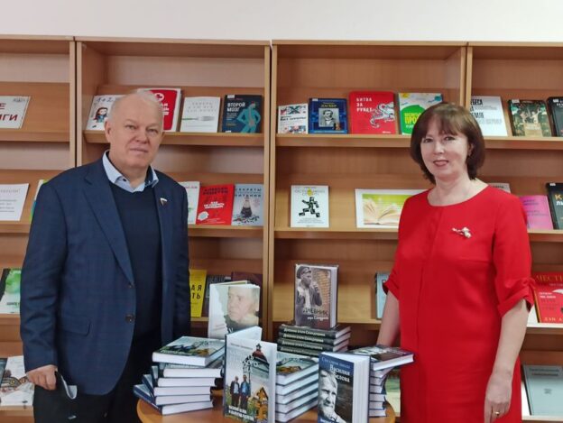 Анатолий Грешневиков передал собственные книжные издания в дар Лермонтовке
