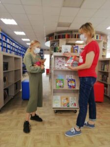 «Лето прекрасное и безопасное!», полезные советы у книжной выставки