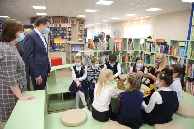 Первую модельную библиотеку Ярославля посетил мэр Владимир Волков