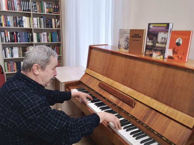 «Поэт звуков», музыкальная выставка-портрет