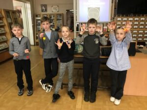 Взлетая к звёздам на ракете: мастер-класс по росписи деревянных брелоков