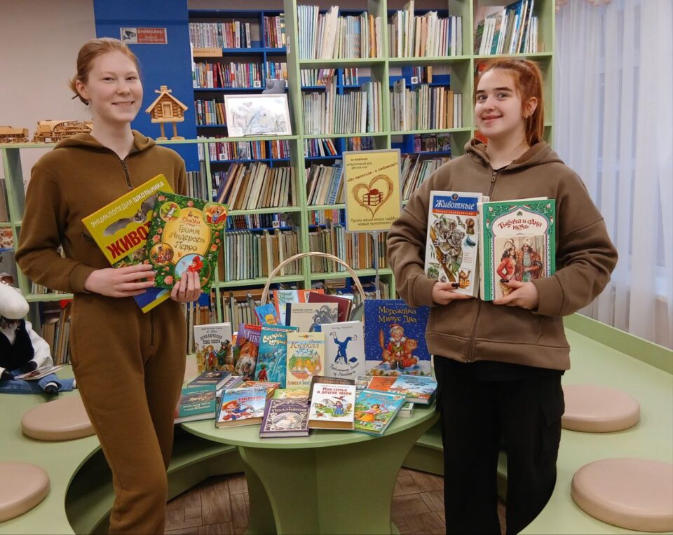 В библиотеке-филиале № 15 имени М.С. Петровых прошла презентация подаренных книг