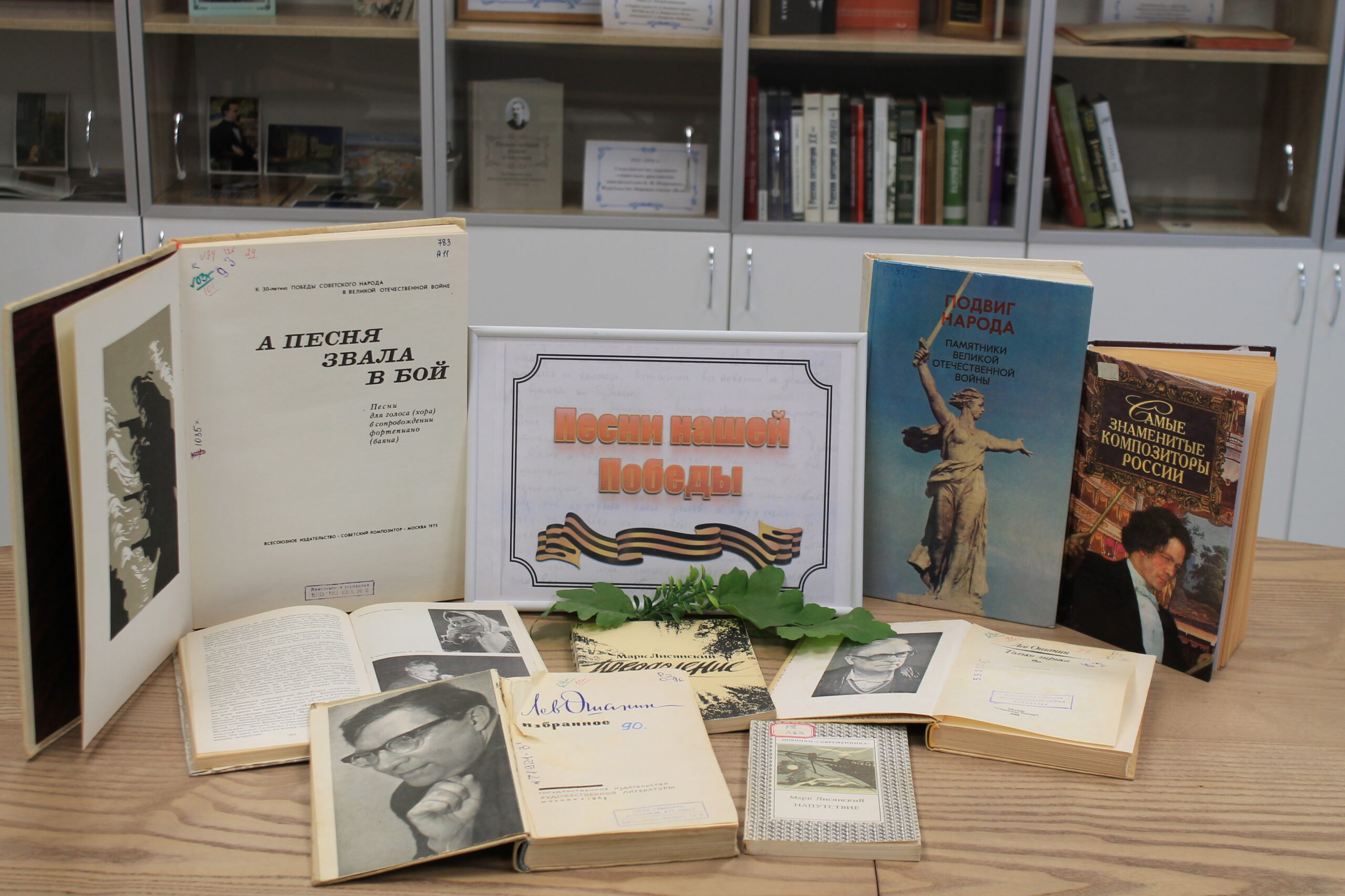 Праздничная программа «Песни нашей Победы» с участием хора «Надежда»