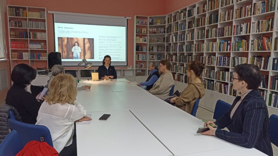 В Центральной библиотеке состоялась презентация книги Юлии Кривцовой «Сохраняя индустриальное» о культурном наследии фабрики «Красный Перекоп»