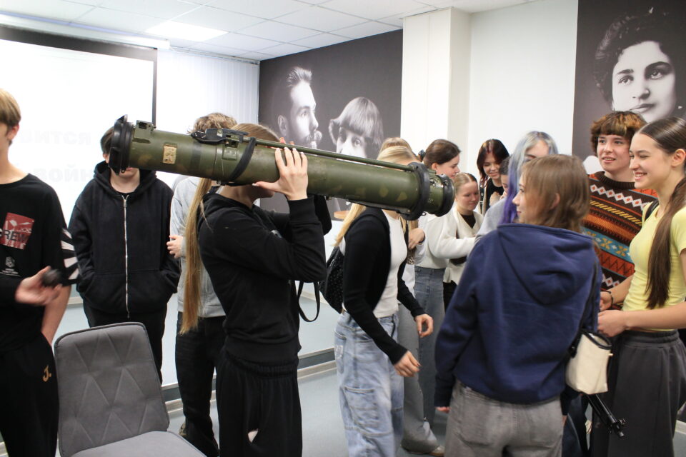 Час мужества «Становится историей война»